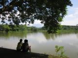 Belega naturo de Vjetnamio. Ĉe la lago en la nacia parko
