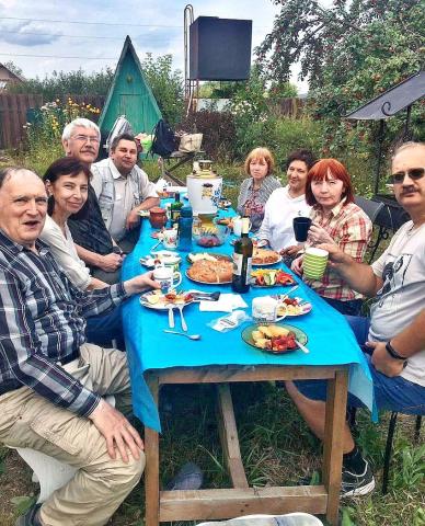 Nia grupo dum la ĉetabliĝo en la korto de la domo de esperantistino Marina Kadirova. Foto de Marina mem. Sidas de maldekstre: Vjaĉeslav Gusev, Jelena Uspenskaja, Viktorr Kulakov, Igorj Ĥusanov, Natalja Mansurova, Rita Ĥusanova, Raja Kudrjavceva, Sergej Kumkov.