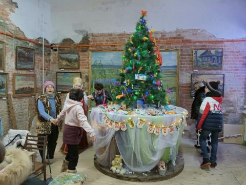 Bele ornamita novjara arbo en la kunvenejo de "Bona volo" Bele ornamita novjara arbo en la kunvenejo de "Bona volo"