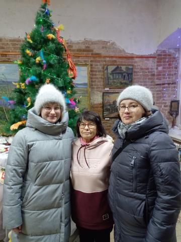 Dilara Gadirova (gvidantino de la societo "Bona volo" en Tobolsko) kun la gastoj, meze de la foto Dilara Gadirova (gvidantino de la societo "Bona volo" en Tobolsko) kun la gastoj, meze de la foto