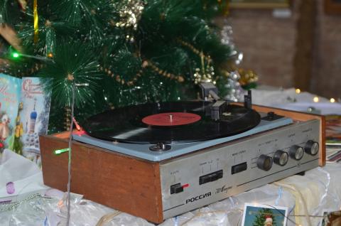 Dum la novjaraj festoj ankaŭ sonas muziko kaj belaj kantoj Dum la novjaraj festoj ankaŭ sonas muziko kaj belaj kantoj