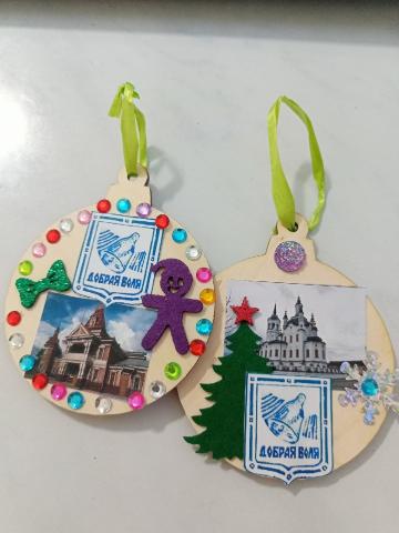 La memfaritaj ornamaĵoj kun la simboloj de "Bona volo" La memfaritaj ornamaĵoj kun la simboloj de "Bona volo"