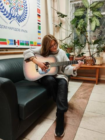 Aleksandra Osipova provas gitarludi Aleksandra Osipova provas gitarludi