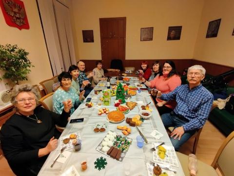 Jekaterinburgaj esperantistoj ĉe la festa tablo dum la festado de la Malnova Nova jaro. Fotis Aleksandra Osipova Jekaterinburgaj esperantistoj ĉe la festa tablo dum la festado de la Malnova Nova jaro. Fotis Aleksandra Osipova