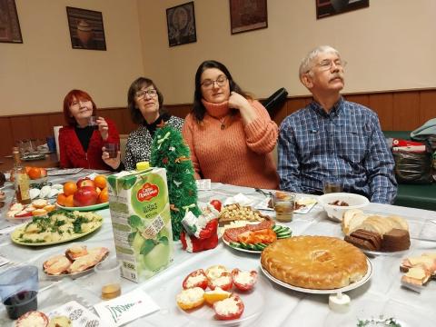 Ĉe la tablo jekaterinburganoj: Viktoro Kulakov, Arina Osipova, Vera Matvejeva, Raja Kudrjavceva Ĉe la tablo jekaterinburganoj: Viktoro Kulakov, Arina Osipova, Vera Matvejeva, Raja Kudrjavceva