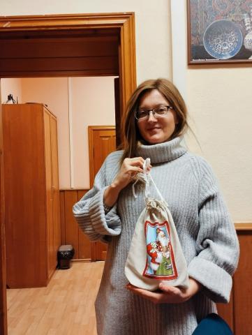 Aleksandra Osipova kun la novjara donaco Aleksandra Osipova kun la novjara donaco