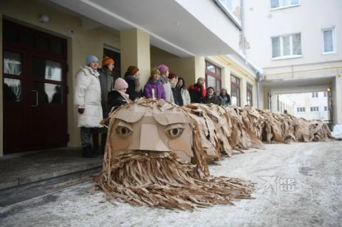 Grandega kolubrego el la verko de Baĵov "Velikij Poloz" vagis centre de Jekaterinburgo. Grandega kolubrego el la verko de Baĵov "Velikij Poloz" vagis centre de Jekaterinburgo.