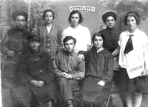 E. Bokarjov sidas meze, 20aj jaroj E. Bokarjov sidas meze, 20aj jaroj