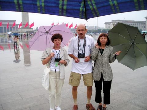 Valentina Rjabĉun, Viktor Kudrjavcev, Raja Kudrjavceva Pekino, 2004. Sur la placo Tian’anmen
