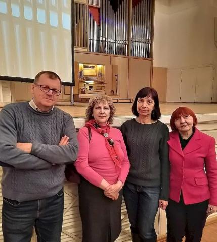 Bela kvaropo antaŭ la koncerto en la naskiĝtago de Bach (de maldekstre dekstren: Aleksandr Uspenskij, Margarita Zemlanskiĥ, Jelena Uspenskaja, Raja Kudrjavceva) Bela kvaropo antaŭ la koncerto en la naskiĝtago de Bach (de maldekstre dekstren: Aleksandr Uspenskij, Margarita Zemlanskiĥ, Jelena Uspenskaja, Raja Kudrjavceva)