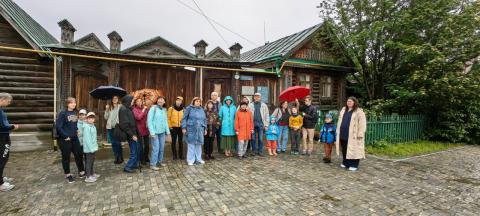 Komuna foto apud la domo-muzeo de P.P. Baĵov en Sisertj Komuna foto apud la domo-muzeo de P.P. Baĵov en Sisertj
