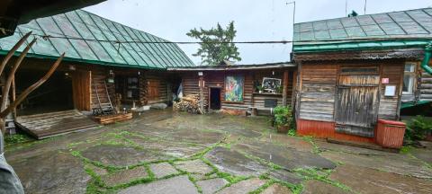 La bildo de la korto en la domo-muzeo de P.P. Baĵov en Sisertj La bildo de la korto en la domo-muzeo de P.P. Baĵov en Sisertj