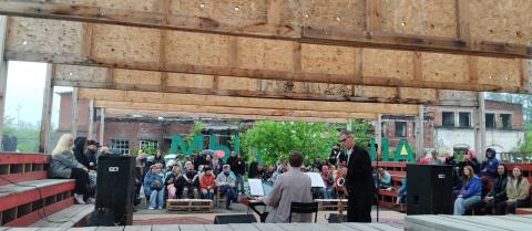 Dum la ĵaza koncerto, okazinta sur la somera scenejo en la teritorio de malnova uzino Dum la ĵaza koncerto, okazinta sur la somera scenejo en la teritorio de malnova uzino