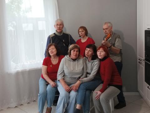 Ni kune kantas "Uralon" por registri nian respondan videon al kubaj esperantistoj Ni kune kantas "Uralon" por registri nian respondan videon al kubaj esperantistoj