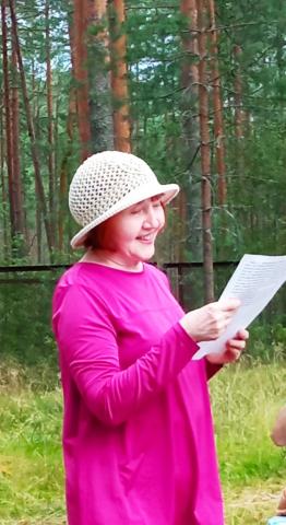 Konkurso pri voĉlegado. Raja Kudrjavceva voĉleganta fragmenton el la romano de M. Bronŝtejn. Foto de Tatjana Glaznica Konkurso pri voĉlegado. Raja Kudrjavceva voĉleganta fragmenton el la romano de M. Bronŝtejn. Foto de Tatjana Glaznica