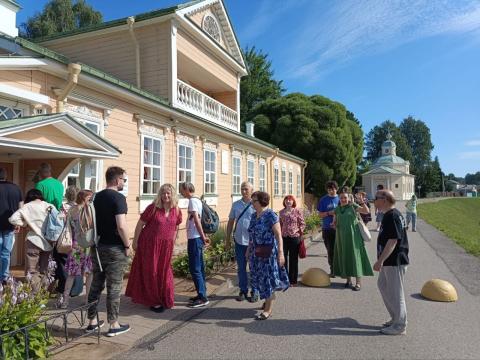 Esperantistoj dum la ekskurso tra Tiĥvin antaŭ la domo-muzeo de Rimskij-Korsakov. Foto de Evelina Sokolova Esperantistoj dum la ekskurso tra Tiĥvin antaŭ la domo-muzeo de Rimskij-Korsakov. Foto de Evelina Sokolova