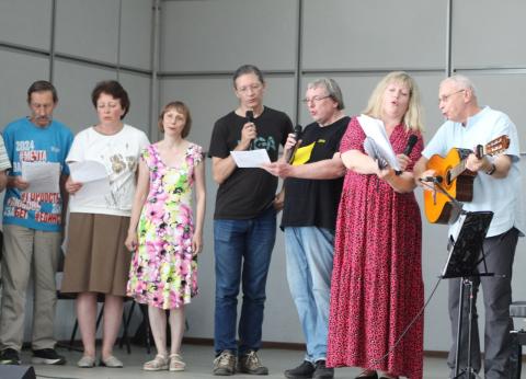 Festo de Jubileŭloj dum TEMoj 2024. Esperantistoj el diversaj rusiaj urboj gratulas Mikaelon Bronŝtejn. Foto de A. Dvojniŝnikov Festo de Jubileŭloj dum TEMoj 2024. Esperantistoj el diversaj rusiaj urboj gratulas Mikaelon Bronŝtejn. Foto de A. Dvojniŝnikov