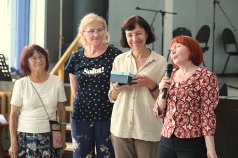 Ural-Siberia grupo gratulas Mikaelon dum la Festo de jubileŭloj kadre de TEMoj-2024. Foto de Aleksandr Dvojniŝnikov Ural-Siberia grupo gratulas Mikaelon dum la Festo de jubileŭloj kadre de TEMoj-2024. Foto de Aleksandr Dvojniŝnikov