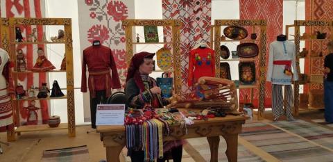 Trairante la foiron de majstroj pri ornam-aplika artokadre de la Festo de Uralaj Popoloj