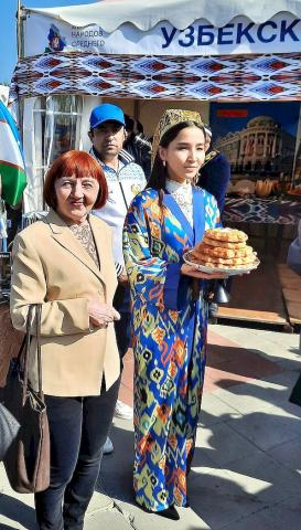 Raja Kudrjavceva en la Uzbeka pavilono