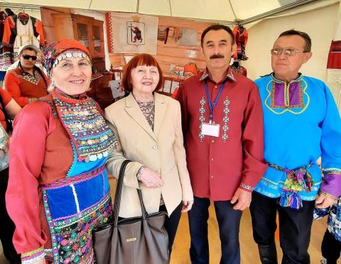 Raja Kudrjavceva kun reprezentantoj de marijska popolo