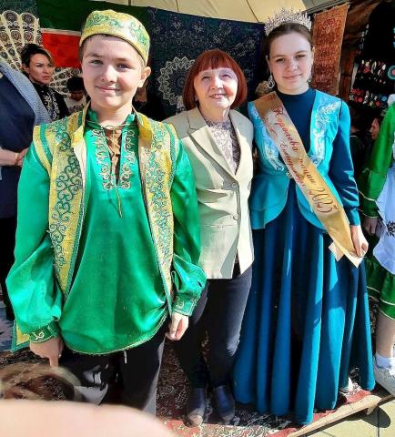 Raja Kudrjavceva kun tataroj dum la Tago de Uralaj Popoloj-2024