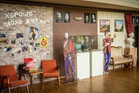 Dum la ekspozicio pri Lermontov kaj Riĵij en la Ĉambra teatro Dum la ekspozicio pri Lermontov kaj Riĵij en la Ĉambra teatro