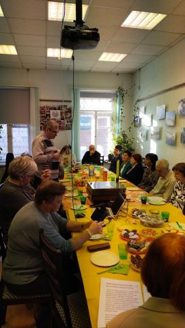 Dum la aŭtuna renkontiĝo de uralaj esperantistoj gasto el Moskvo Valentin Melnikov prezentas sin kaj voĉlegas kelkajn poemojn el sia libro "Ni vivas malgraŭ ĉio" Dum la aŭtuna renkontiĝo de uralaj esperantistoj gasto el Moskvo Valentin Melnikov prezentas sin kaj voĉlegas kelkajn poemojn el sia libro "Ni vivas malgraŭ ĉio"