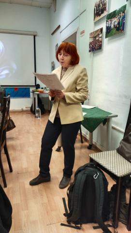 Poemon de Boris Riĵij voĉlegas dum la aŭtuna renkontiĝo de uralaj esperantistoj Raja Kudrjavceva Poemon de Boris Riĵij voĉlegas dum la aŭtuna renkontiĝo de uralaj esperantistoj Raja Kudrjavceva