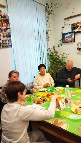 Du gastinoj-neesperantistinoj: Svetlana Bikova kaj Tatjana Znak dum la aŭtuna renkontiĝo de uralaj esperantistoj Du gastinoj-neesperantistinoj: Svetlana Bikova kaj Tatjana Znak dum la aŭtuna renkontiĝo de uralaj esperantistoj