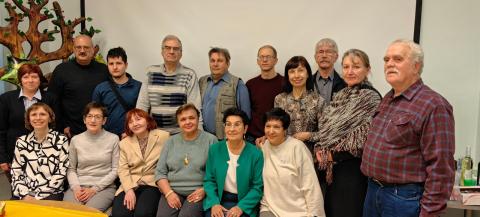 Komuna foto de la partoprenintoj de la renkontiĝo ĉe la arbo de amikeco Komuna foto de la partoprenintoj de la renkontiĝo ĉe la arbo de amikeco