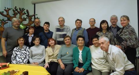 Kune-aŭtune de 2024 ĉe la arbo de amikeco en la kunvensalono de la Domo de Uralaj popoloj Kune-aŭtune de 2024 ĉe la arbo de amikeco en la kunvensalono de la Domo de Uralaj popoloj