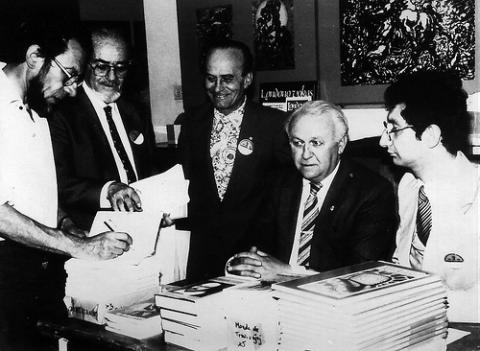 W. Aŭld en la rondo de verkistoj en Antverpeno en 1982