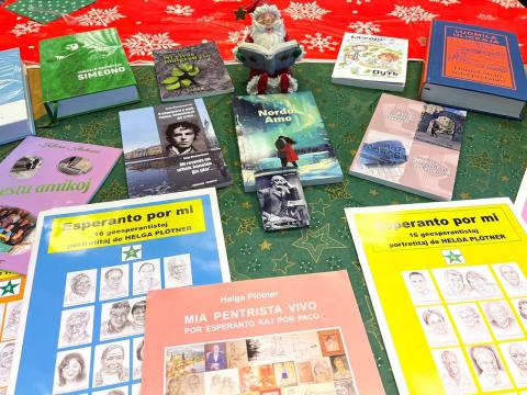 La libroekspozicieto de libroj, akiritaj de jekaterinburganoj dum la lastaj 2-3 jaro La libroekspozicieto de libroj, akiritaj de jekaterinburganoj dum la lastaj 2-3 jaro