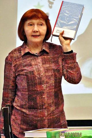 Raja Kudrjavceva prezentas lasteeldonitan poemaron de Mikaelo Bronŝtejn. Foto de Vjaĉeslav Gusev Raja Kudrjavceva prezentas lasteeldonitan poemaron de Mikaelo Bronŝtejn. Foto de Vjaĉeslav Gusev