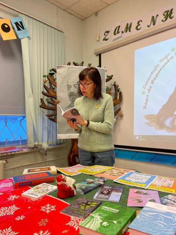 Jelena Uspenskaja prezentas la libron, dediĉitan al la 100-jara naskiĝdatreveno de Bulat Okuĝava, kaj eldonitan laŭ iniciato de REU en Moskva eldonejo "Impeto". Foto de Marina Soldatova Jelena Uspenskaja prezentas la libron, dediĉitan al la 100-jara naskiĝdatreveno de Bulat Okuĝava, kaj eldonitan laŭ iniciato de REU en Moskva eldonejo "Impeto". Foto de Marina Soldatova