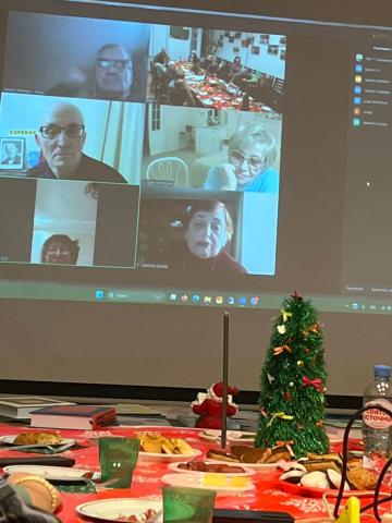 Virtuala komunikado kun aliurbaj geamikoj dum la zoom-konferenco. Foto de Marina Soldatova Virtuala komunikado kun aliurbaj geamikoj dum la zoom-konferenco. Foto de Marina Soldatova