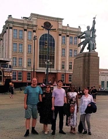 En la teritorio de la muzea komplekso en la urbo Piŝma (la ekskurso la 13-an de junio)