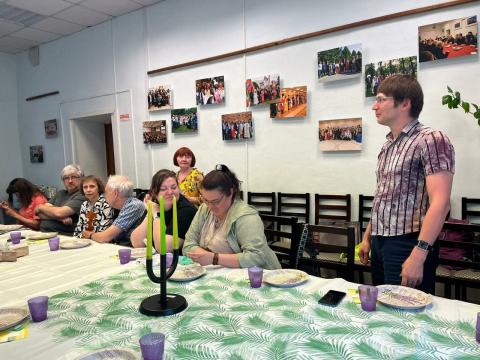 Aleksandr Lebedev deklamas la versaĵon de Gafur Gazizi pri geamikoj