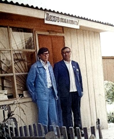 V. Opletajev, T.D. Ŝuvajev ĉe la malnova domo de la muzeo, somero 1986