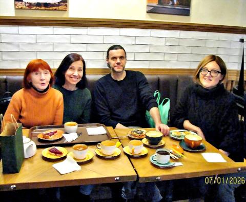 Dum la renkontiĝo en la kafejo de Jekaterinburgo. De dekstre maldekstren: Aleksandra Osipova (Jekaterinburgo), Martin Bureŝ (Ĉeĥio/Dubna), Jelena Uspenskaja kaj Raja Kudrjavceva (Jekaterinburgo) Dum la renkontiĝo en la kafejo de Jekaterinburgo. De dekstre maldekstren: Aleksandra Osipova (Jekaterinburgo), Martin Bureŝ (Ĉeĥio/Dubna), Jelena Uspenskaja kaj Raja Kudrjavceva (Jekaterinburgo)