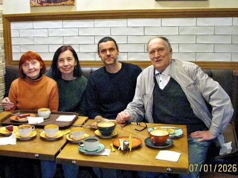Kvaropo en la kafejo. De dekstre maldekstren: Vjaĉeslav Gusev (Jekaterinburgo), Martin Bureŝ (Ĉeĥio / Dubna), Jelena Uspenskaja kaj Raja Kudrjavceva (Jekaterinburgo) Kvaropo en la kafejo. De dekstre maldekstren: Vjaĉeslav Gusev (Jekaterinburgo), Martin Bureŝ (Ĉeĥio / Dubna), Jelena Uspenskaja kaj Raja Kudrjavceva (Jekaterinburgo)