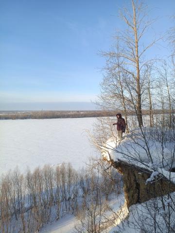 Martin admire rigardanta pejzaĝojn de Tobolsko kaj la rivero Irtiŝ Martin admire rigardanta pejzaĝojn de Tobolsko kaj la rivero Irtiŝ