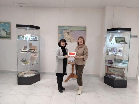 Dilara Gadirova transdonas la Mesaĝan tempokapsulon al la direktoro de la Tobolska arkivo Tatjana Kokljagina Dilara Gadirova transdonas la Mesaĝan tempokapsulon al la direktoro de la Tobolska arkivo Tatjana Kokljagina