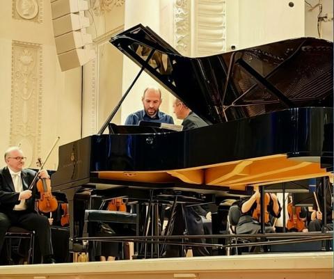Andrej Korobeinikov dum la koncerto en la filharmonio en 2026