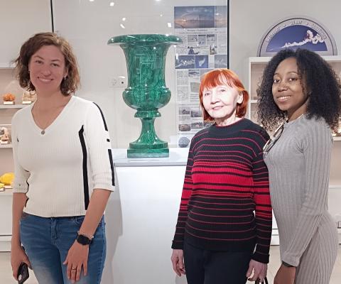 Dum la ekskurso en la muzeo de ŝtonoj "Planedo": Marija Lisandra Belova/Gonzalez (Tjumeno), Raja Kudrjavceva (Jekaterinburgo) kaj Julija Popova (Krasnojarsko)