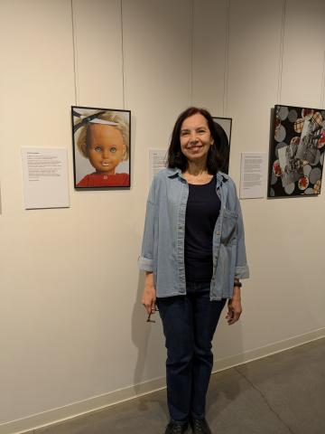 Jelena Uspenskaja en ekspozicio apud la foto de sia pupo el pasinteco