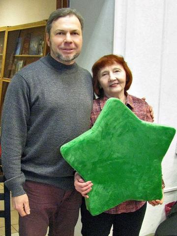 Dmitrij Rzjanin donacis al jekaterinburgaj esperantistoj la manfaritan belan verdan stelon, kiun kudria speciale por la esperantista festo la edzino de Dmitrij Sur la foto D. Rzjanin kaj Raja Kudrjavceva. Foto de Vjaĉeslav Gusev Dmitrij Rzjanin donacis al jekaterinburgaj esperantistoj la manfaritan belan verdan stelon, kiun kudria speciale por la esperantista festo la edzino de Dmitrij Sur la foto D. Rzjanin kaj Raja Kudrjavceva. Foto de Vjaĉeslav Gusev