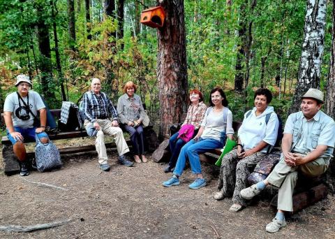 Nia esperantista grupo dum la ripozpaŭzo en la natura parko "Baĵovaj lokoj". Fotis Viktoro Kulakov