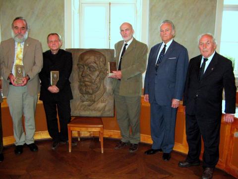 Surfote: en la Tartu-a urbodomo post la enmanigo de la premio “Akad. Paul Ariste”, 2009. A.M. – la dua de maldekstre. La dua de dekstre – la eksprezidento de Estonio A. Rüütel.